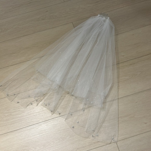2 Tier Short Sparkly Bead Veil With Comb - Picture 1 of 5